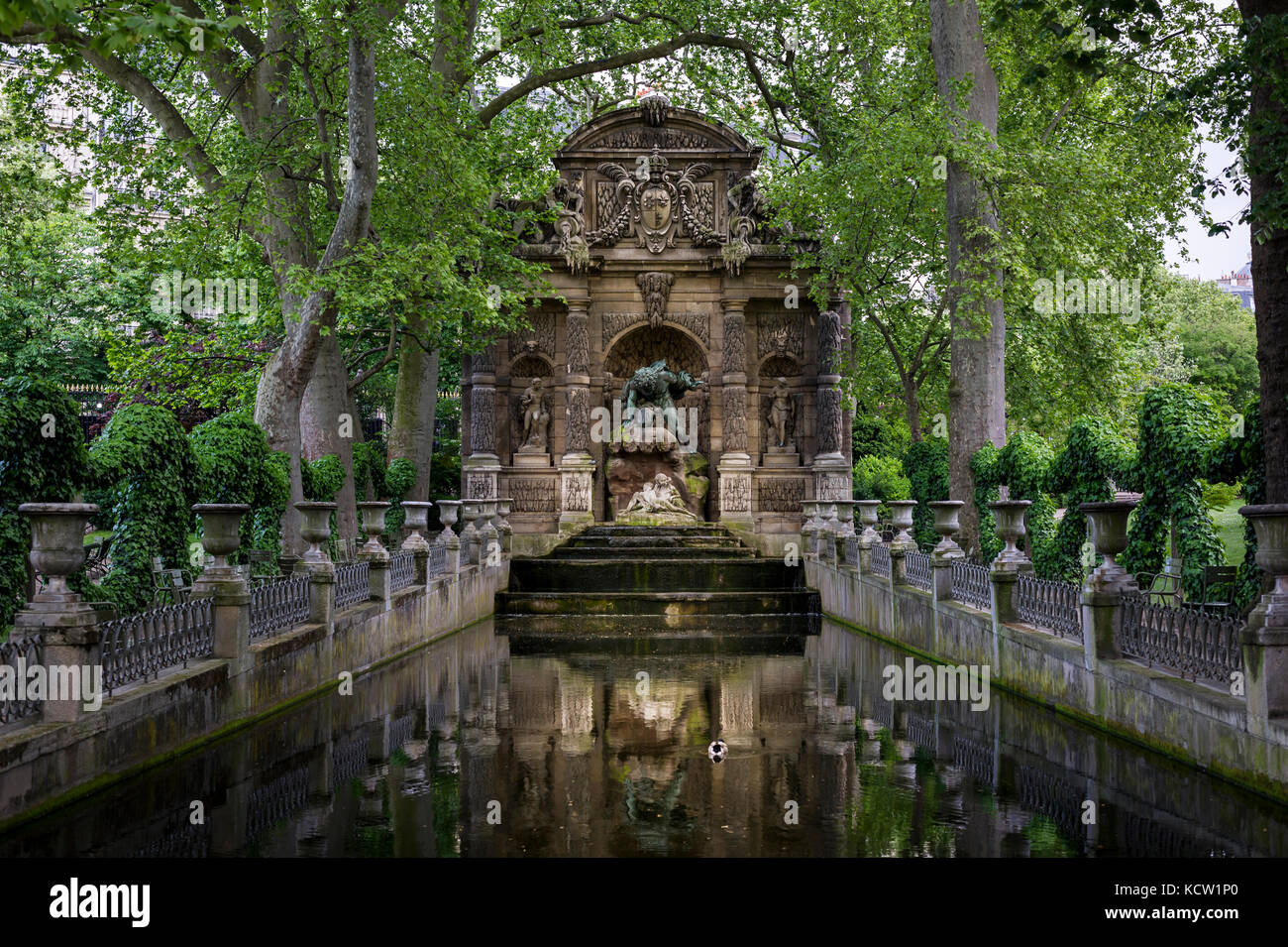 La fontana medicea (fr La Fontaine Médicis), una fontana monumentale del Jardin du Luxembourg nel 6 ° arrondissement di Parigi Foto Stock