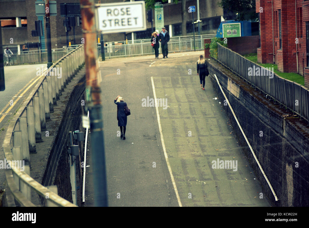 Rose street sottopassaggio cityscape camminare singoli scena urbana brutalism in calcestruzzo Foto Stock