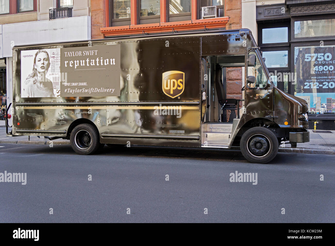 Un annuncio per Taylor Swift's album sul lato di un UPS carrello su Broadway in Manhattan inferiore, STATI UNITI D'AMERICA. Foto Stock