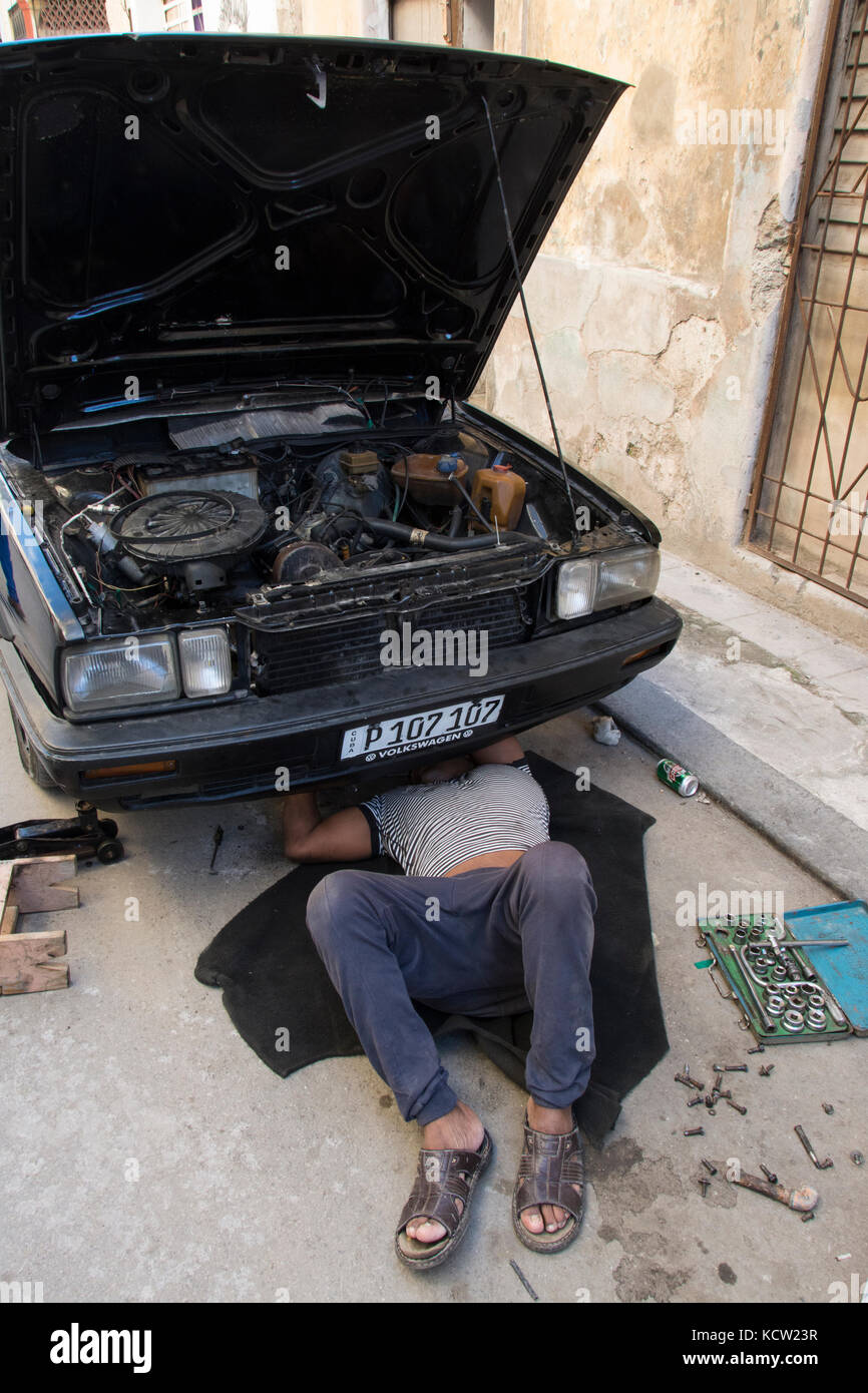 Strada tipica riparazione di auto, Habana Vieja, Old Havana, Cuba Foto Stock