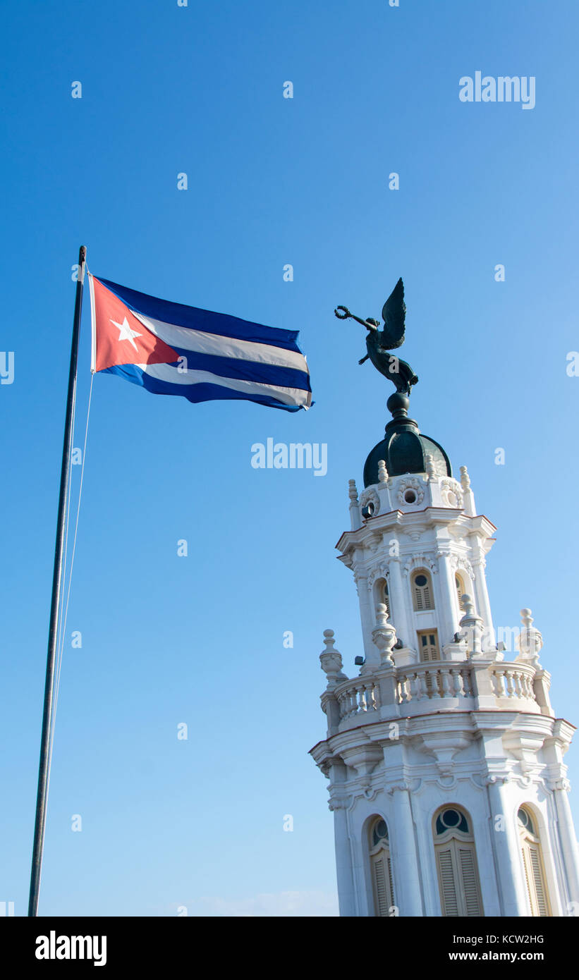 Bandiera cubana vola in cima alla torre di ornati del Gran Teatro de La Habana Alicia Alonso, Havana, Cuba Foto Stock