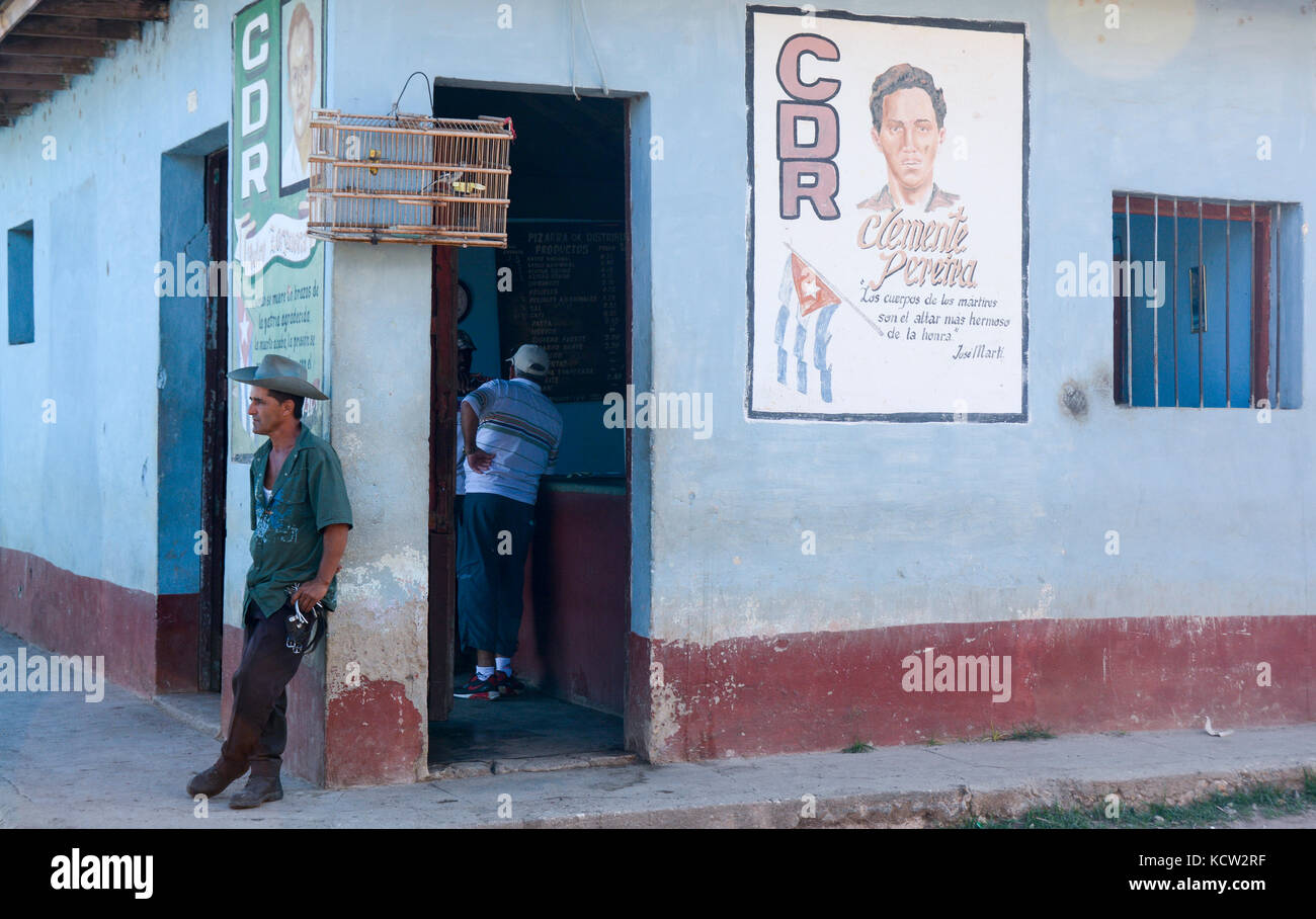 Cowboy locale e bar, con slogan politico, Trinidad, Cuba Foto Stock