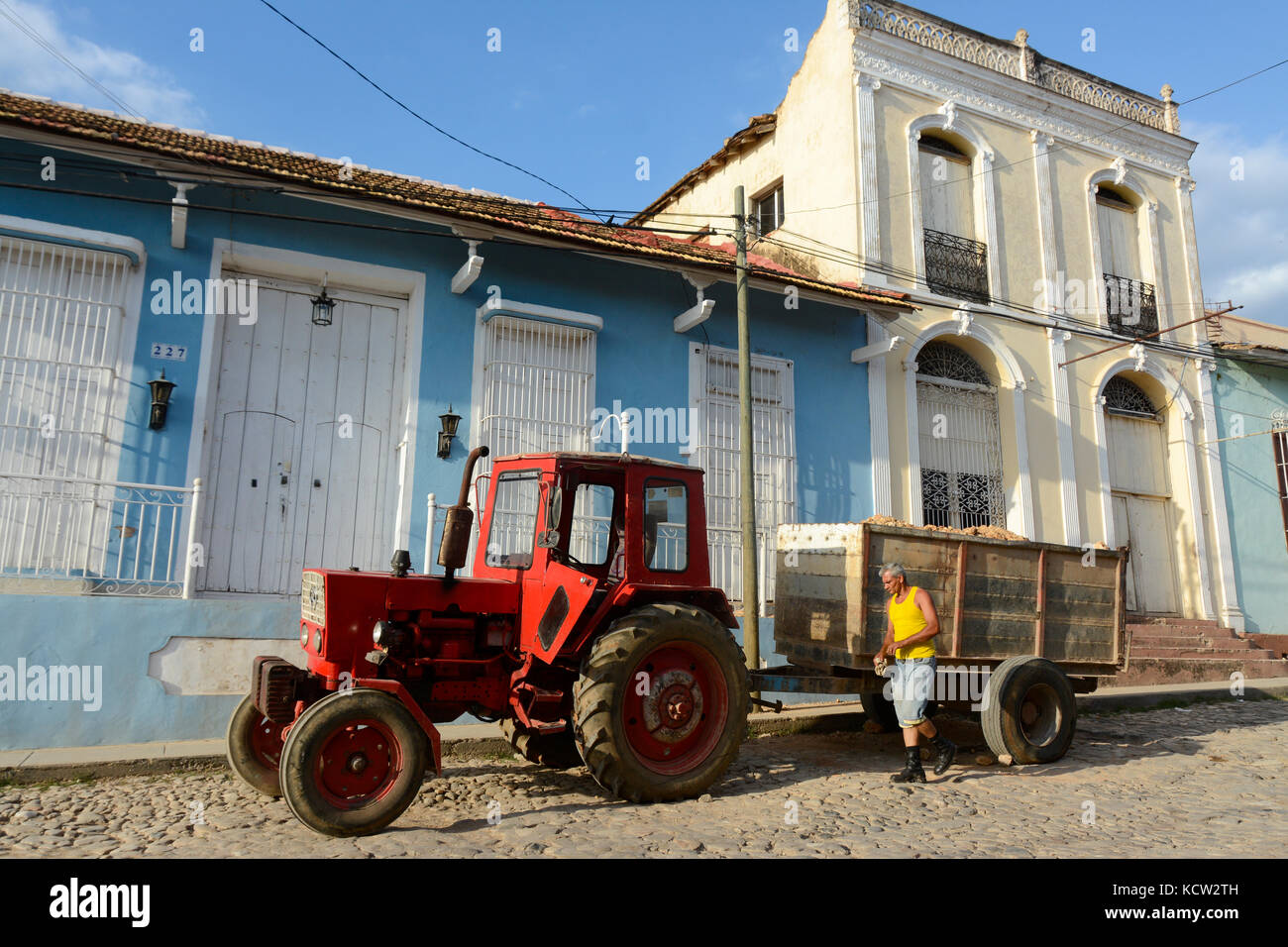 Il trattore e il driver su strada con carro carico, Trinidad, Cuba Foto Stock