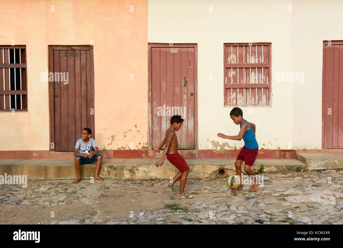 Ragazzi giocare a calcio, Trinidad, Cuba Foto Stock