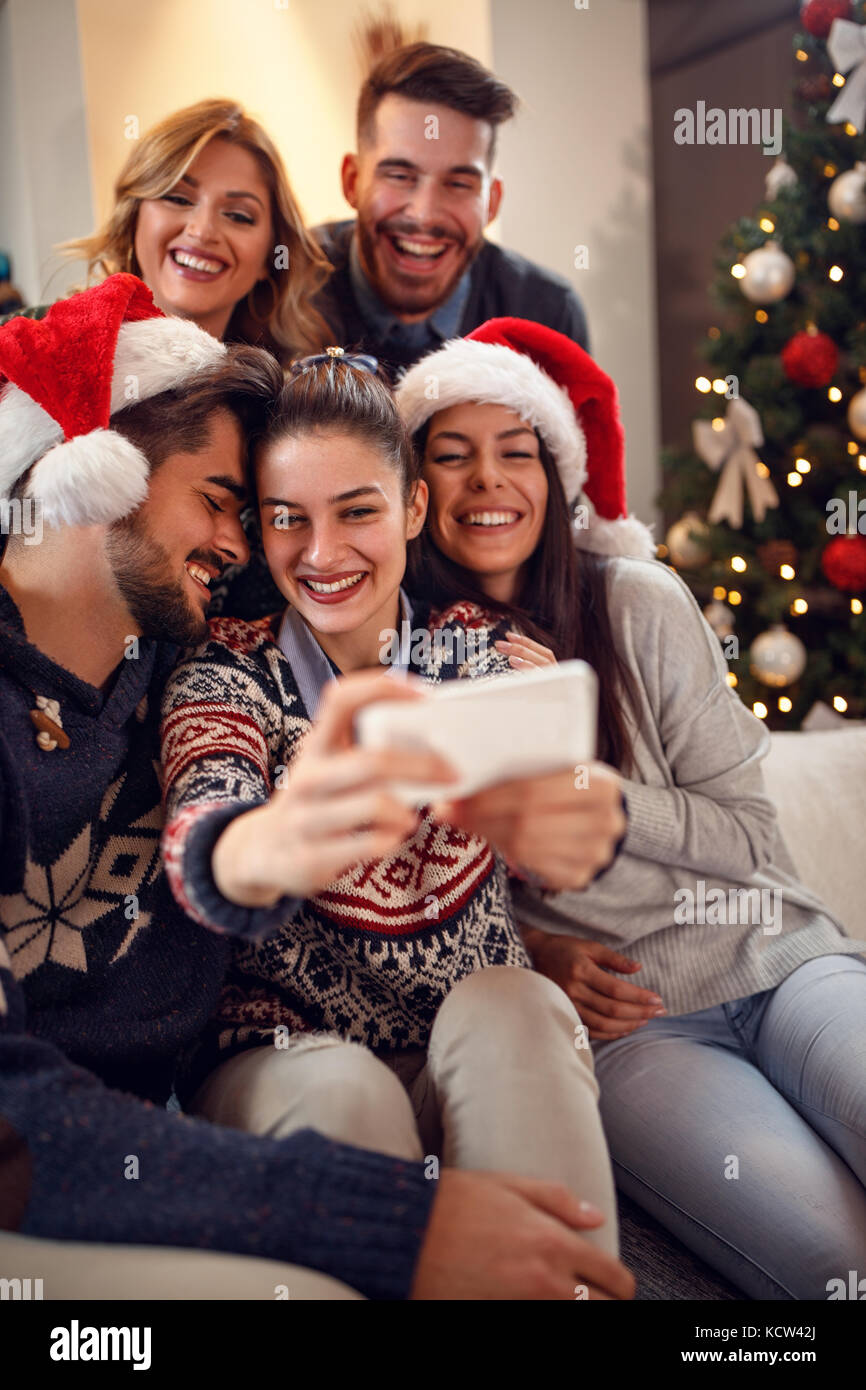 Un gruppo di giovani per divertirsi e far Natale selfie Foto Stock