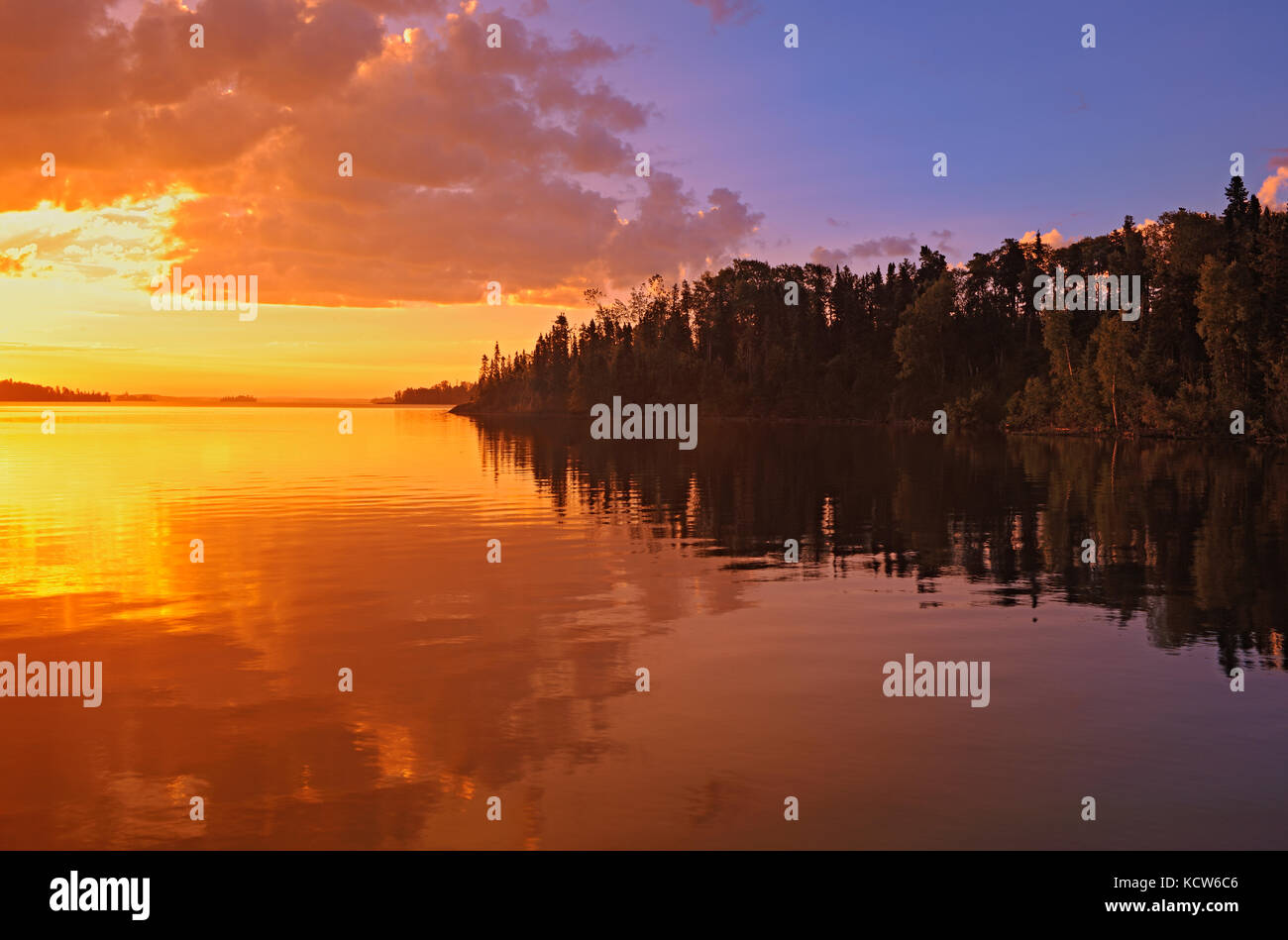 Nuvole riflettono nel fiume inglese, orecchio cade, ontario, Canada Foto Stock