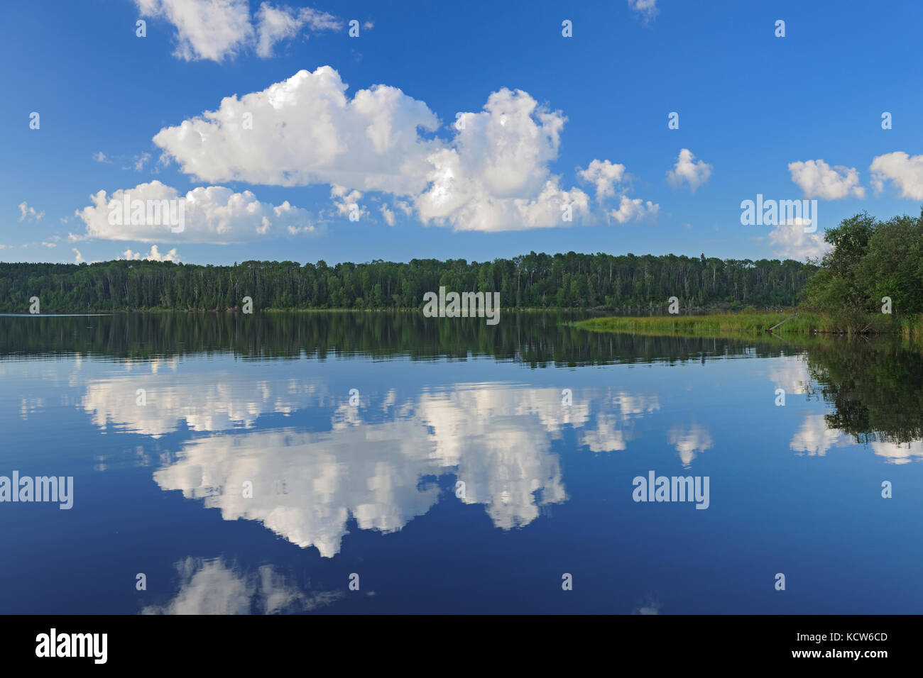 Nuvole riflettono nel fiume inglese , orecchio cade, ontario, Canada Foto Stock