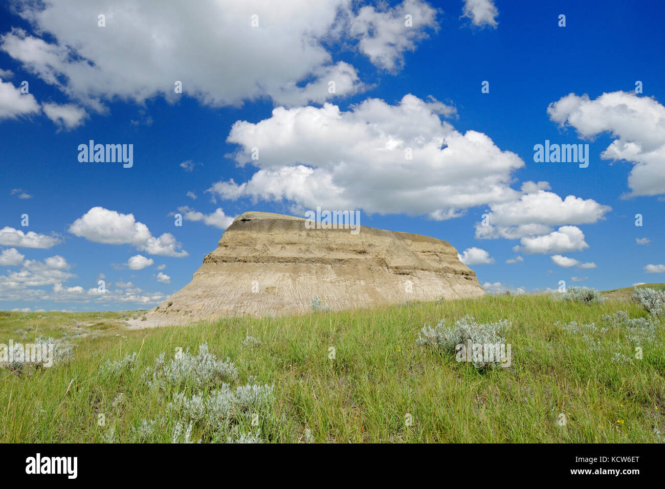 Le nuvole e la Butte (badlands) nel blocco orientale, praterie national park, Saskatchewan, Canada Foto Stock