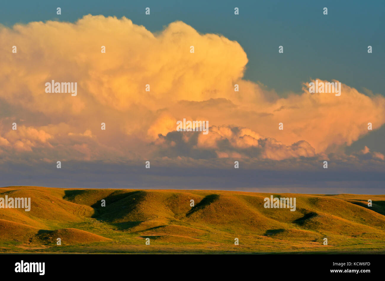 Nuvole al tramonto sul paesaggio della prateria, blocco occidentale, praterie national park, Saskatchewan, Canada Foto Stock
