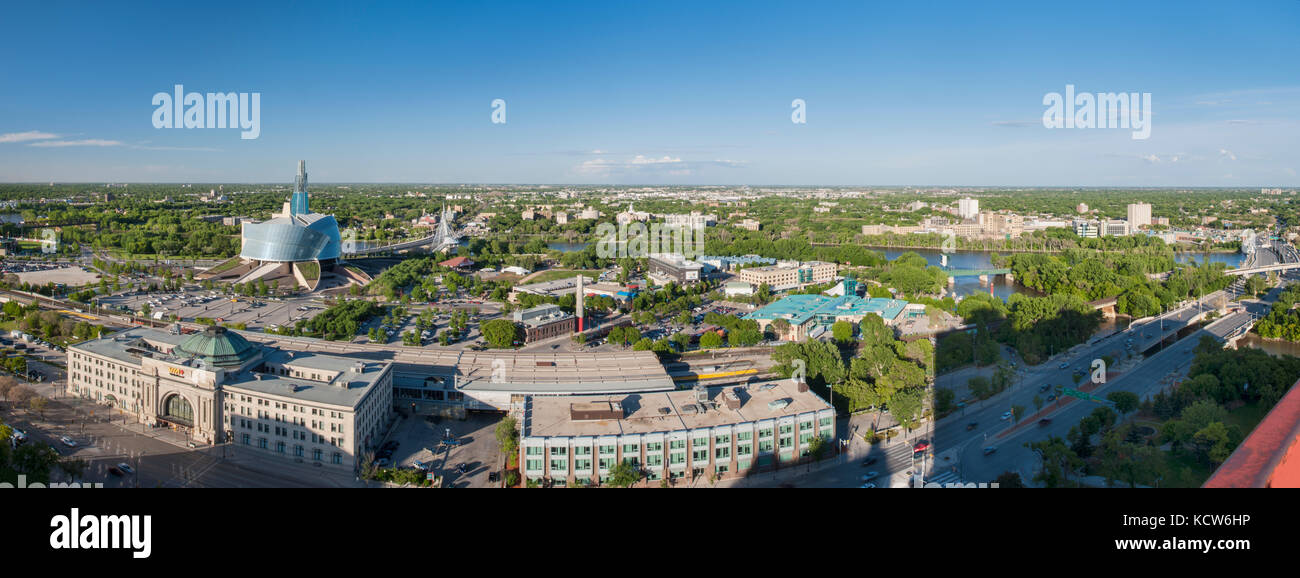 Vista aerea della stazione ferroviaria Union, del Canadian Museum for Human Rights e del quartiere di St. Boniface, Winnipeg, Manitoba, Canada Foto Stock