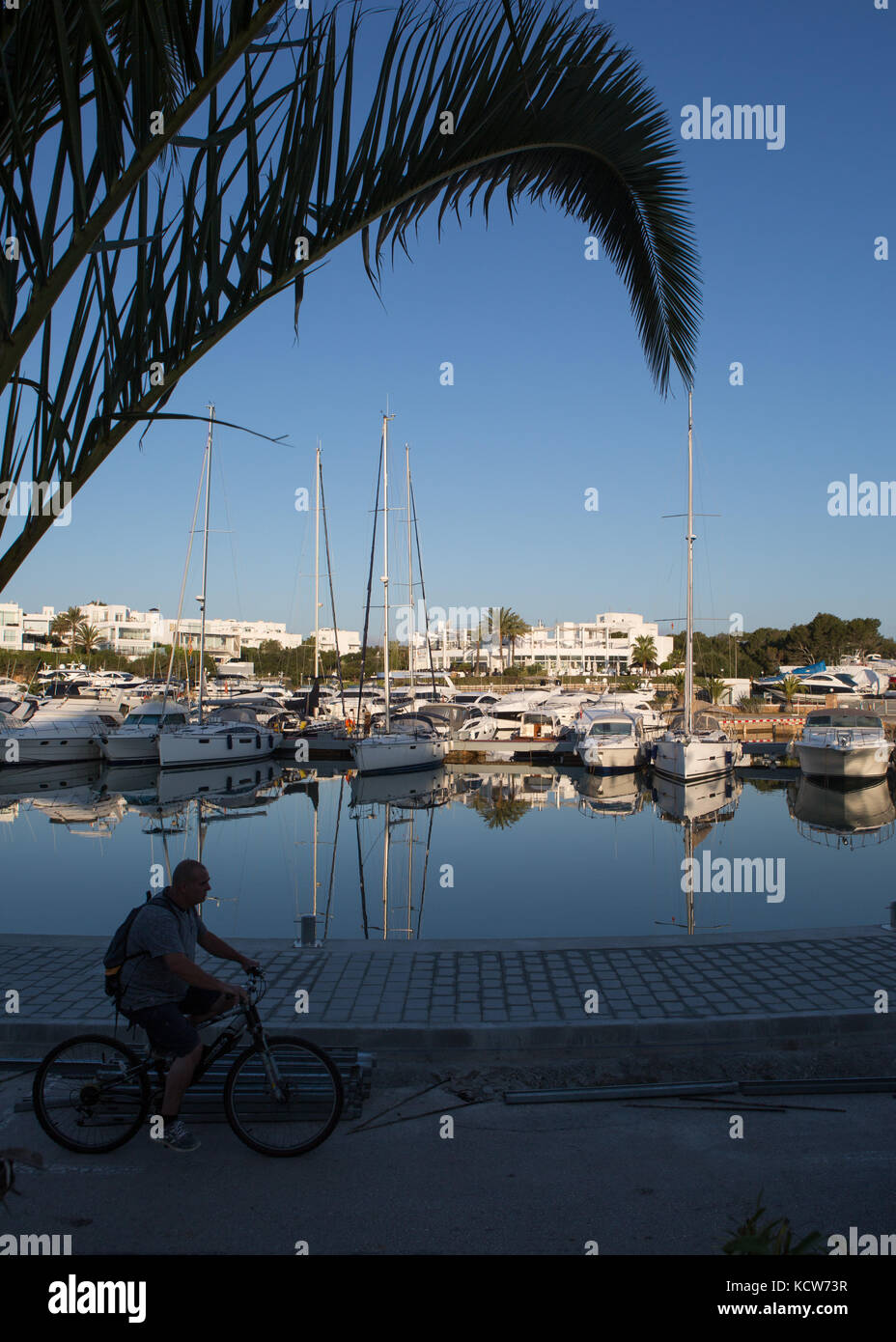 Uomo in bicicletta su strada vicino a Marina De Cala D'Or, Cala d'Or, Maiorca, Isole Baleari, Spagna. Foto Stock