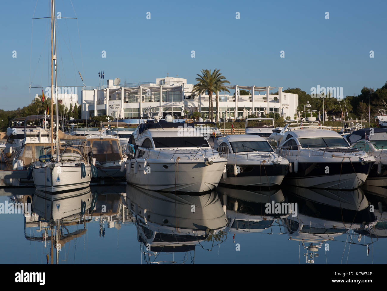 Yacht e Barche a vela ormeggiata in porto turistico yacht club cala d'or in background, cala d'or, Maiorca, isole Baleari, Spagna. Foto Stock