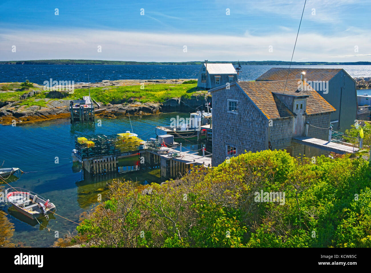 Vfishing villaggio sull'oceano atlantico, blu rocce, Nova Scotia, Canada Foto Stock