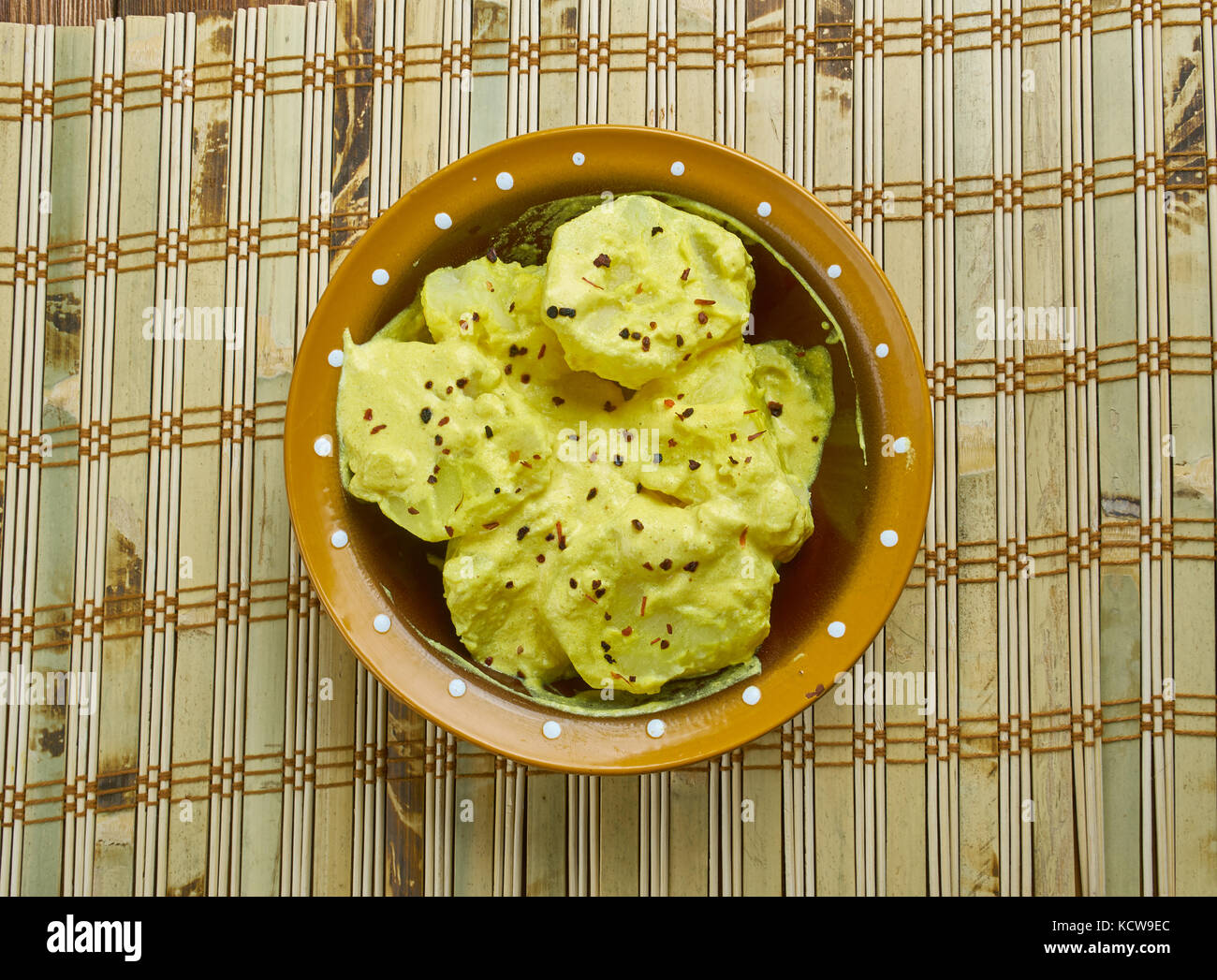 Dum del Kashmir, aloo - baby le patate in una piccante vibrante cagliata basato il sugo di carne. Foto Stock