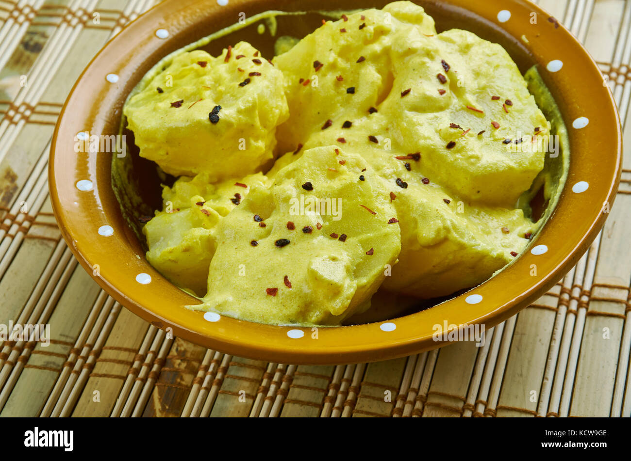 Dum del Kashmir, aloo - baby le patate in una piccante vibrante cagliata basato il sugo di carne. Foto Stock