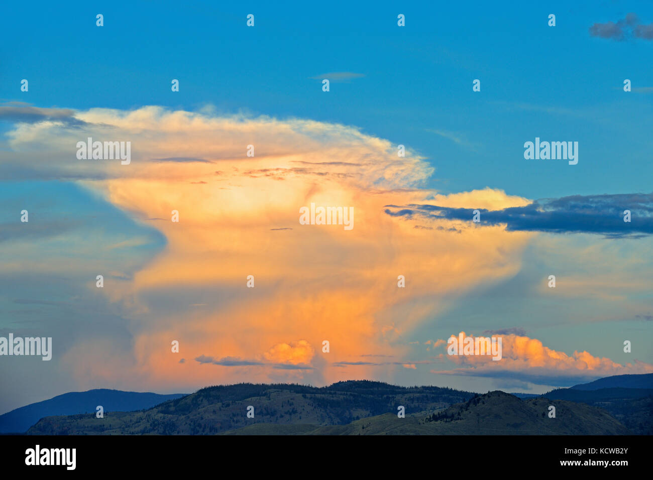 Nuvole temporalesche al tramonto, cache Creek, British Columbia, Canada Foto Stock