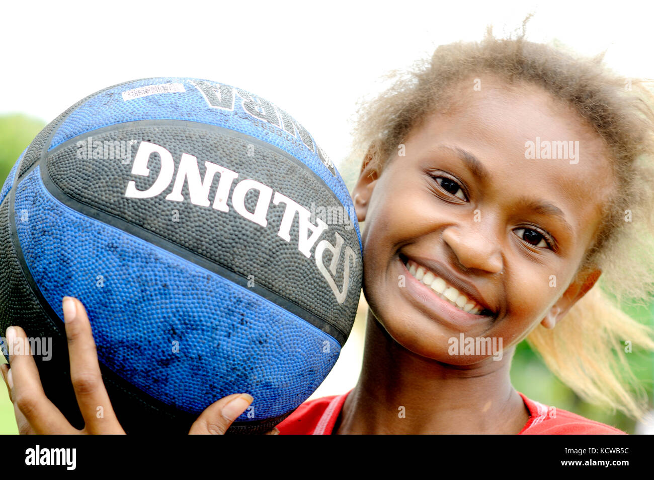 La ragazza con la pallacanestro nel villaggio di pango, Port Vila, Vanuatu Foto Stock