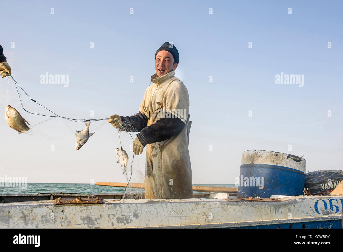 I pescatori di Tastubek si imbarcarono solitamente in piccole imbarcazioni. Omirserik Ibragimov ha 23 anni, lavora con il suo amico Kanat. Vive a Tastubek in Th Foto Stock