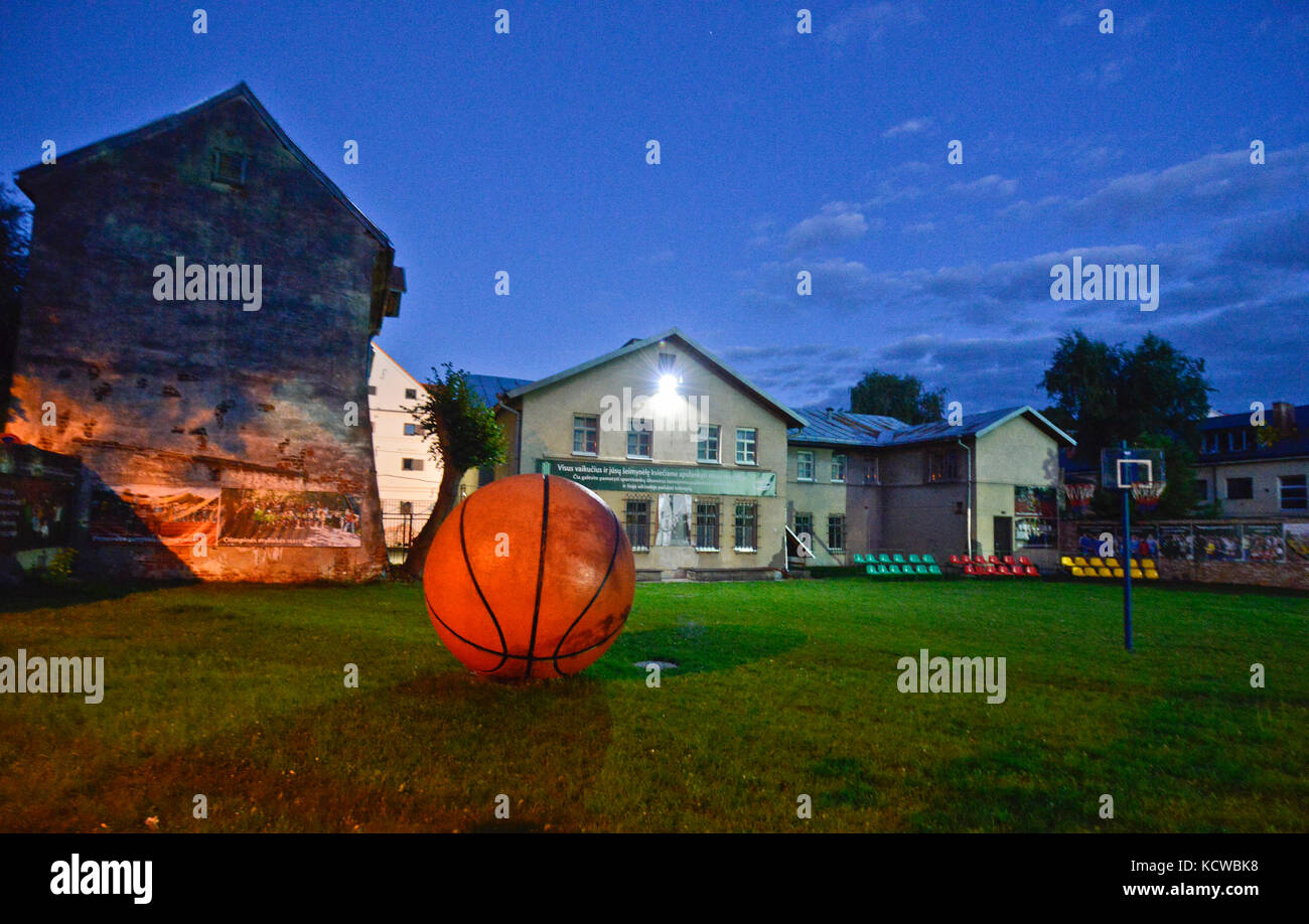 Scuola a Kaunas, con una palla da basket e cerchio nel parco giochi Foto Stock