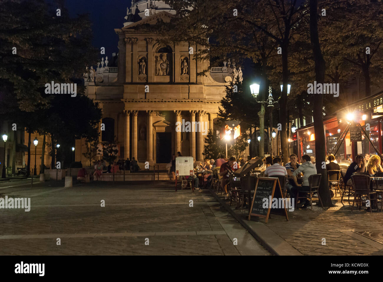 Cafe' Parigino di notte Foto Stock