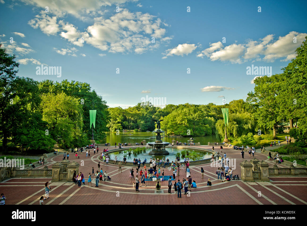 Gli ospiti godono di una soleggiata giornata estiva nel Central Park di New York Foto Stock