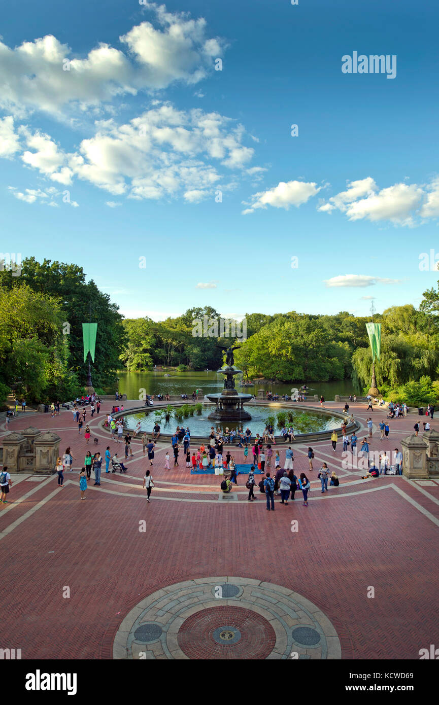 Gli ospiti godono di una soleggiata giornata estiva nel Central Park di New York Foto Stock