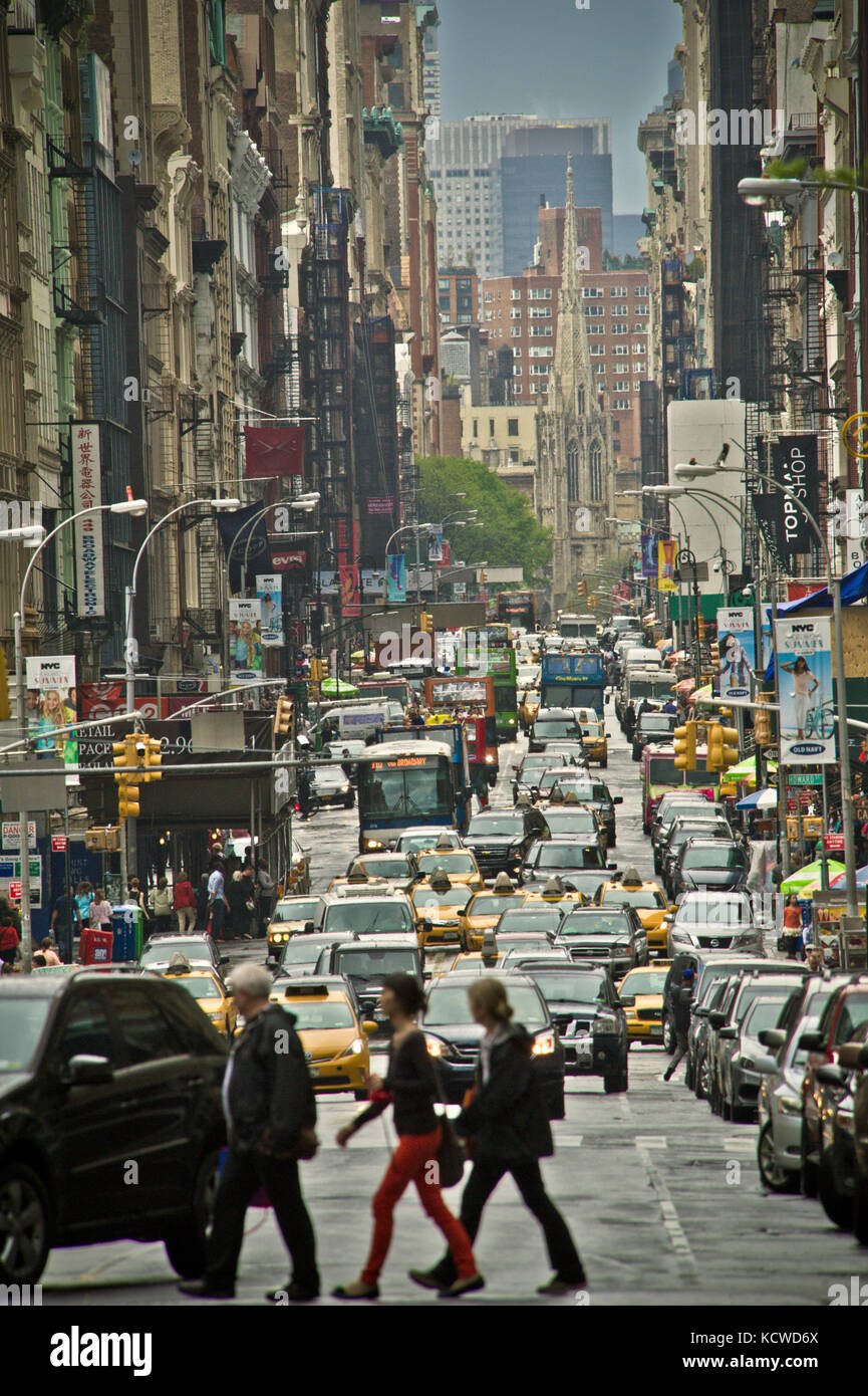 Pedoni che attraversano Broadway nella zona di Soho di Manhattan, New York City, Stati Uniti d'America Foto Stock