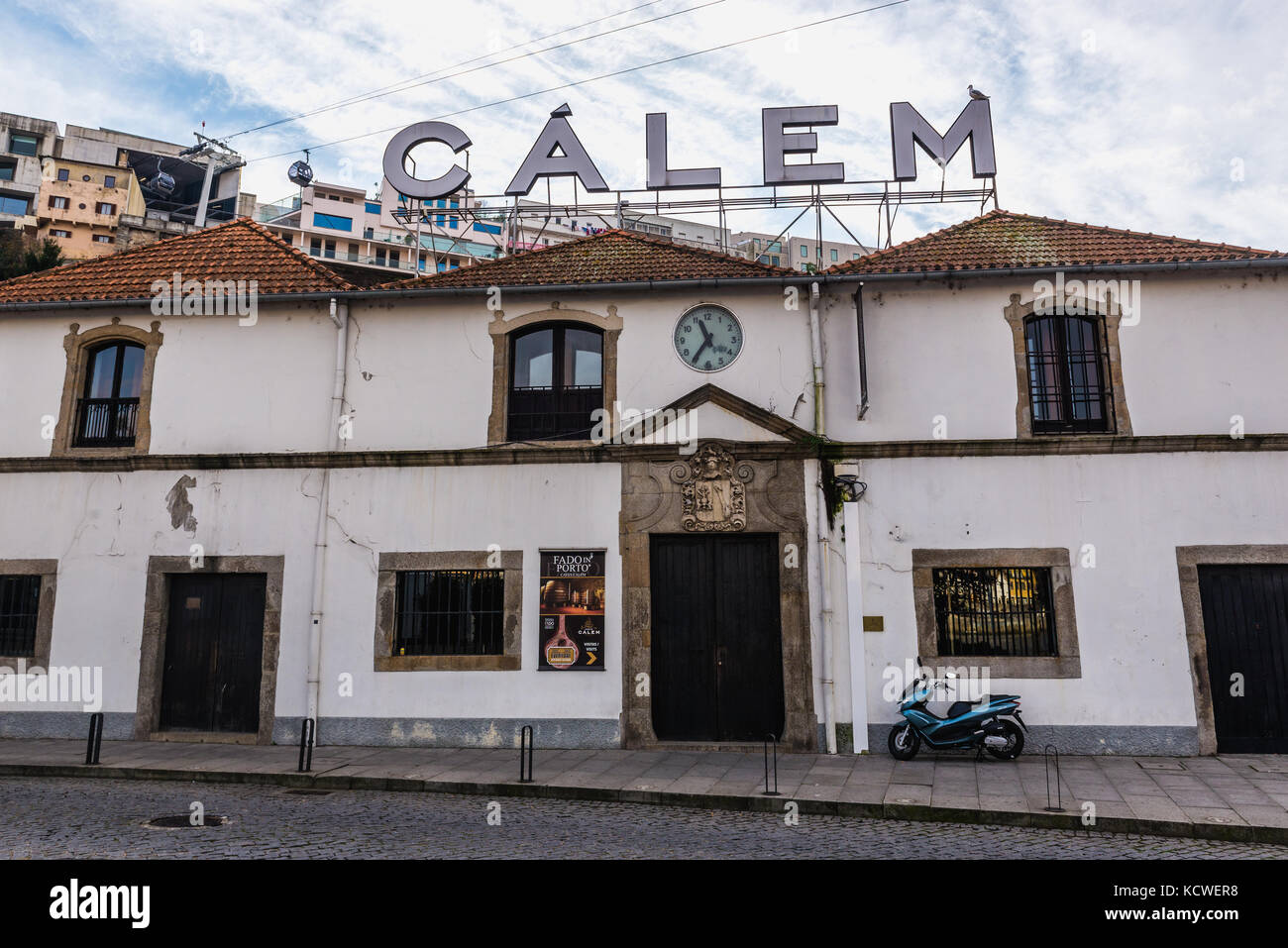 Calem cantine di vino porto su Diogo Leite Avenue in Vila Nova de Gaia  città del Portogallo Foto stock - Alamy