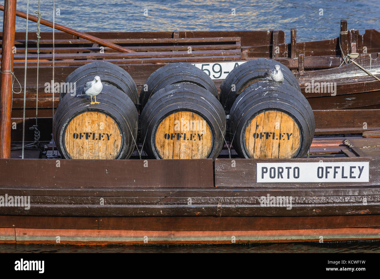 Botti su un porto di Offley barche da vino chiamato Rabelo Boats su un fiume Douro nella città di Vila Nova de Gaia. Porto città fiume banca sullo sfondo Foto Stock