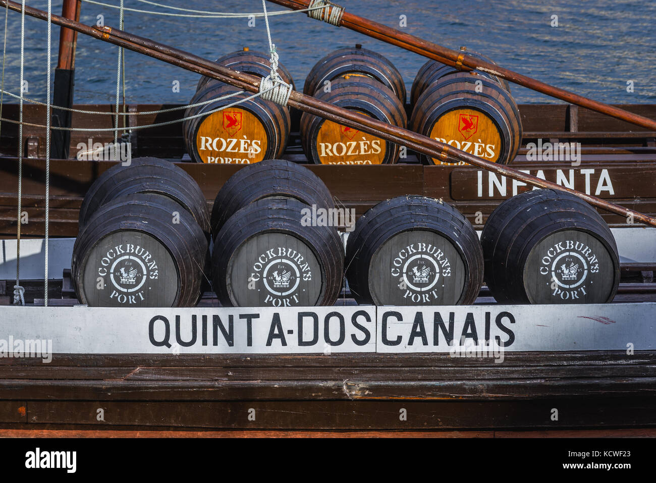 Botti su un porto barche di vino chiamato Rabelo Barche su un fiume Douro nella città di Vila Nova de Gaia. Porto città fiume banca sullo sfondo Foto Stock