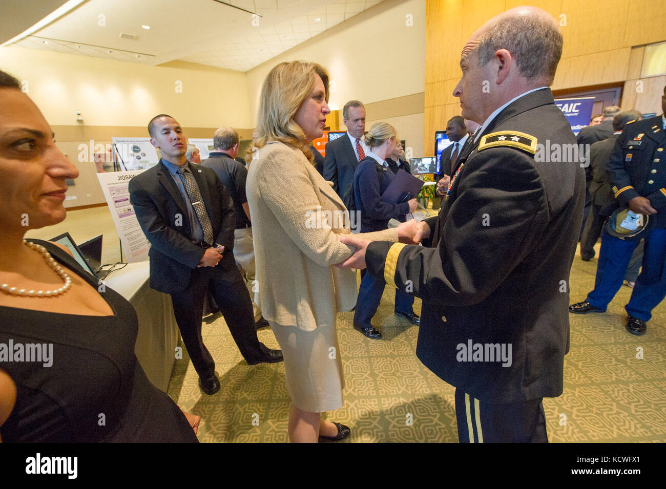 Esercito degli Stati Uniti maj. gen. Robert e. livingston jr., l'aiutante generale per la Carolina del Sud parla con il segretario della Air Force deborah lee james durante la sc cyber simposio presso Trident Technical College di North Charleston, s.c., 6 maggio 2016.(Stati Uniti Air National Guard foto di tech. sgt. jorge intriago) Foto Stock