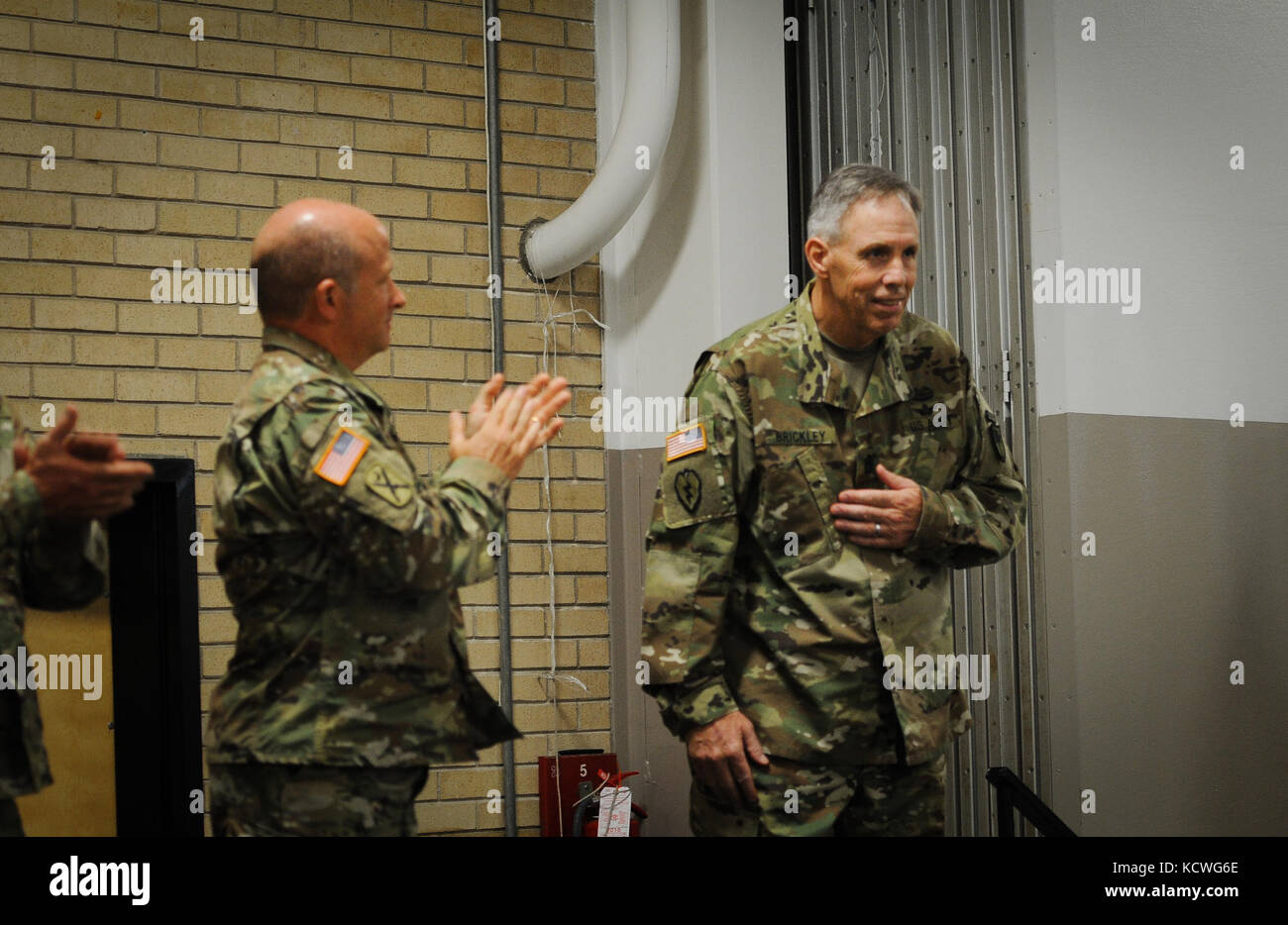 Us army sgt. maj. Robert brickley jr., forze congiunte sede, Carolina del Sud esercito nazionale guardia, abbandona la sua responsabilità come s.c. guardia nazionale comando stato sergente maggiore al comando sgt. maj. russell a. vickery durante un cambio di responsabilità cerimonia tenutasi a forze congiunte sede, bluff road armory, a Columbia nella Carolina del Sud, 17 giugno 2016. (L'esercito degli Stati Uniti Guardia nazionale foto di staff sgt. roby di giovine/rilasciato) Foto Stock