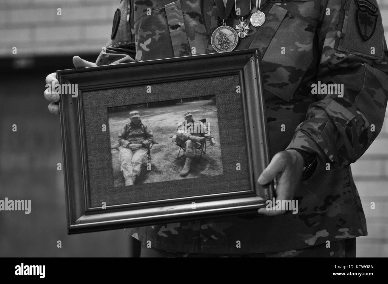 Us army sgt. maj. Robert brickley jr., forze congiunte sede, Carolina del Sud esercito nazionale guardia, abbandona la sua responsabilità come s.c. guardia nazionale comando stato sergente maggiore al comando sgt. maj. russell a. vickery durante un cambio di responsabilità cerimonia tenutasi a forze congiunte sede, bluff road armory, a Columbia nella Carolina del Sud, 17 giugno 2016. (L'esercito degli Stati Uniti Guardia nazionale foto di staff sgt. roby di giovine/rilasciato) Foto Stock