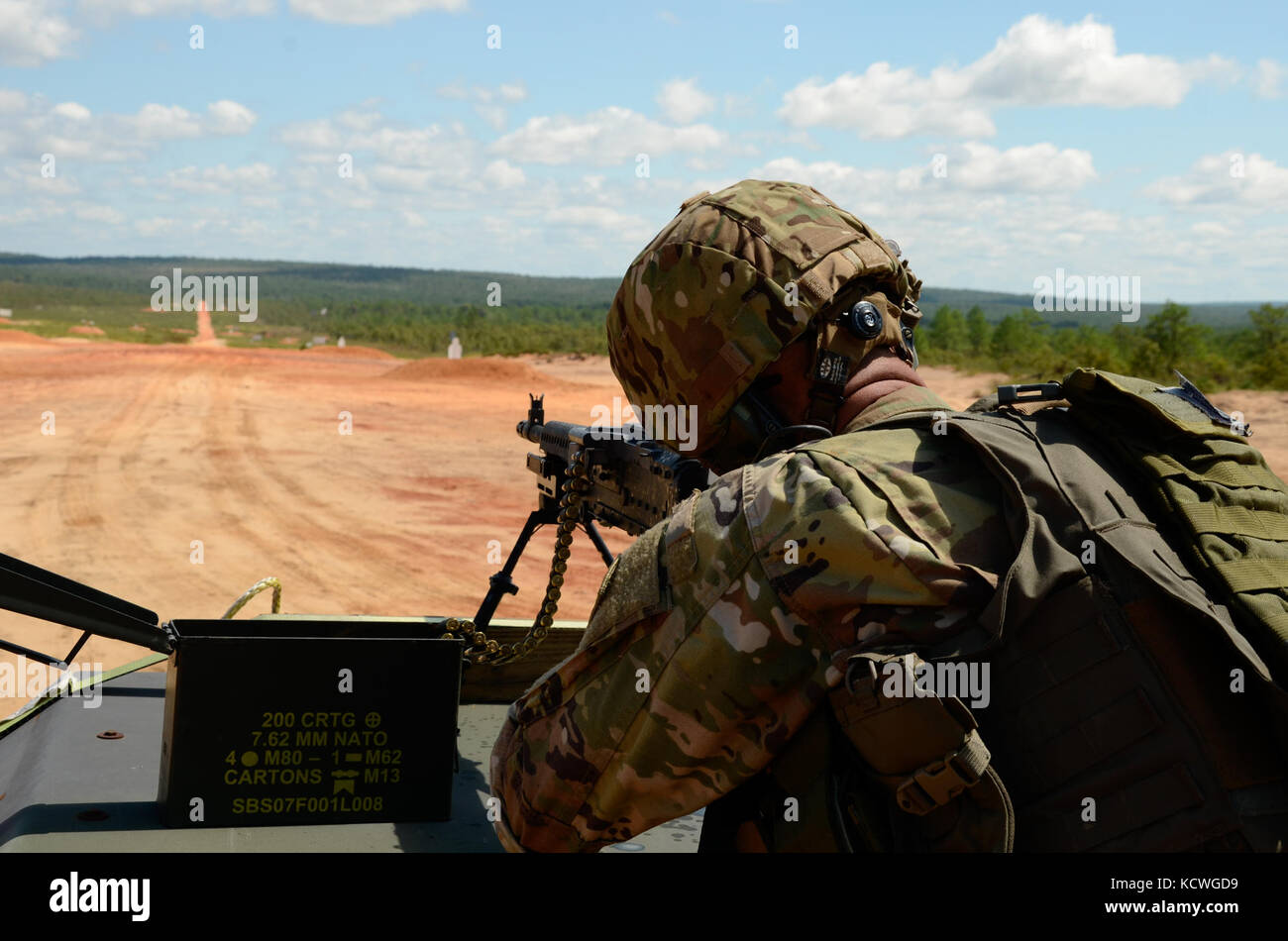 Soldati con il trasporto 1050th battaglione e 151st expeditionary battaglione di segnale condotta smontato esercitazioni di sicurezza ed equipaggio servito addestramento alle armi a Fort Jackson, Carolina del Sud sept. 15, 2016. Le unità condotta la familiarizzazione formazione per diventare più a suo agio con il sistema di armi e migliorare la loro capacità di fornire protezione smontati durante il convoglio delle operazioni in un ambiente distribuito. (L'esercito degli Stati Uniti Guardia nazionale foto da 1lt. jessica donnelly, 108th affari pubblici distacco) Foto Stock