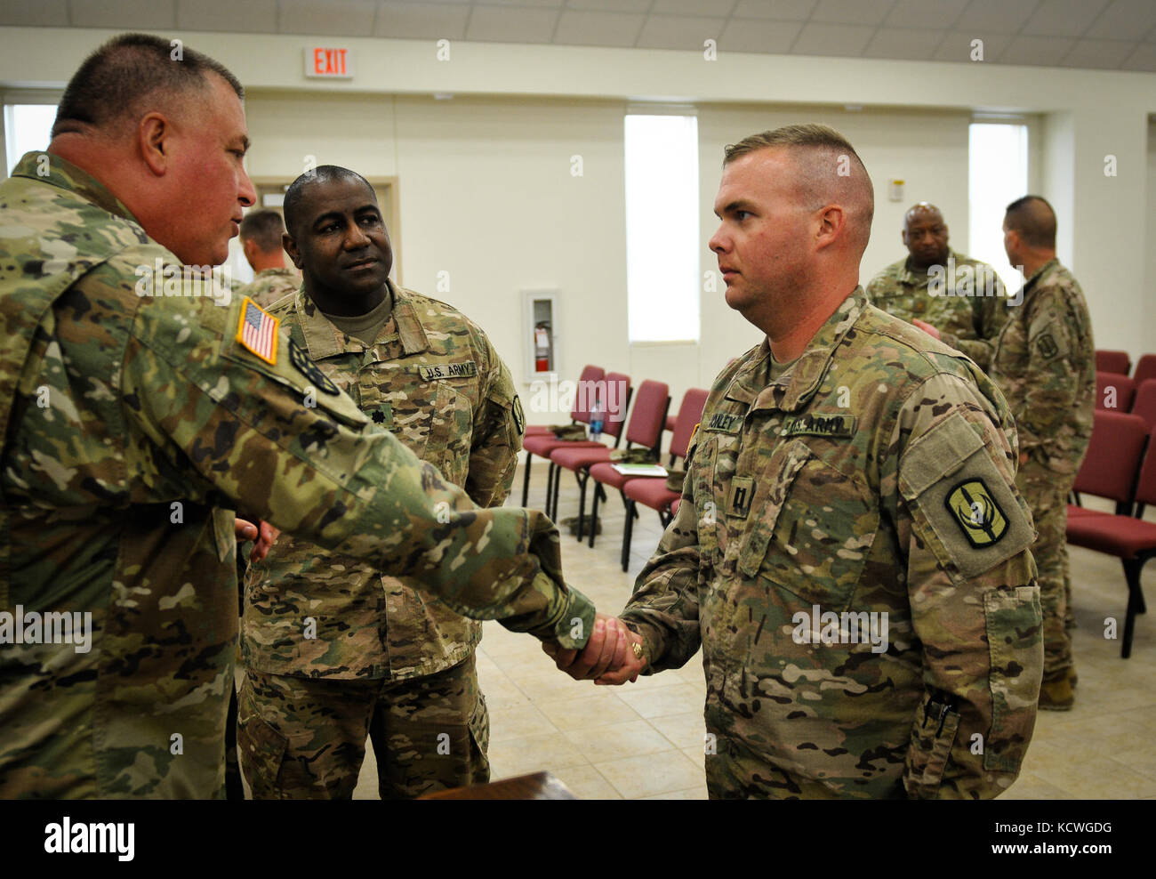 Esercito degli Stati Uniti in Brig. gen. roy van mccarty, jr., Vice aiutante generale per la Carolina del Sud, visite distribuzione di unità di 59th aviation squadrone comando e segnale 228th brigata durante una cerimonia informale presso un sito di mobilitazione, ft. il cofano, Texas, jun. 29, 2016. I responsabili della cinquantanovesima atc e segnale 228th brigata uniti mccarty per l'evento e salutò le loro rispettive unità pronta per la distribuzione in più posizioni in Kuwait e in Afghanistan. (L'esercito degli Stati Uniti Guardia nazionale foto di staff sgt. roby di giovine/rilasciato) Foto Stock