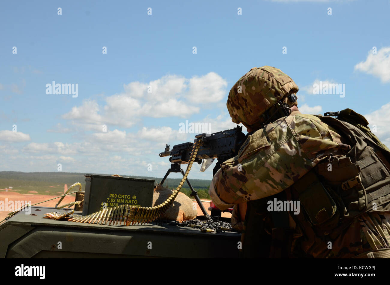 Soldati con il trasporto 1050th battaglione e 151st expeditionary battaglione di segnale condotta smontato esercitazioni di sicurezza ed equipaggio servito addestramento alle armi a Fort Jackson, Carolina del Sud sept. 15, 2016. Le unità condotta la familiarizzazione formazione per diventare più a suo agio con il sistema di armi e migliorare la loro capacità di fornire protezione smontati durante il convoglio delle operazioni in un ambiente distribuito. (L'esercito degli Stati Uniti Guardia nazionale foto da 1lt. jessica donnelly, 108th affari pubblici distacco) Foto Stock