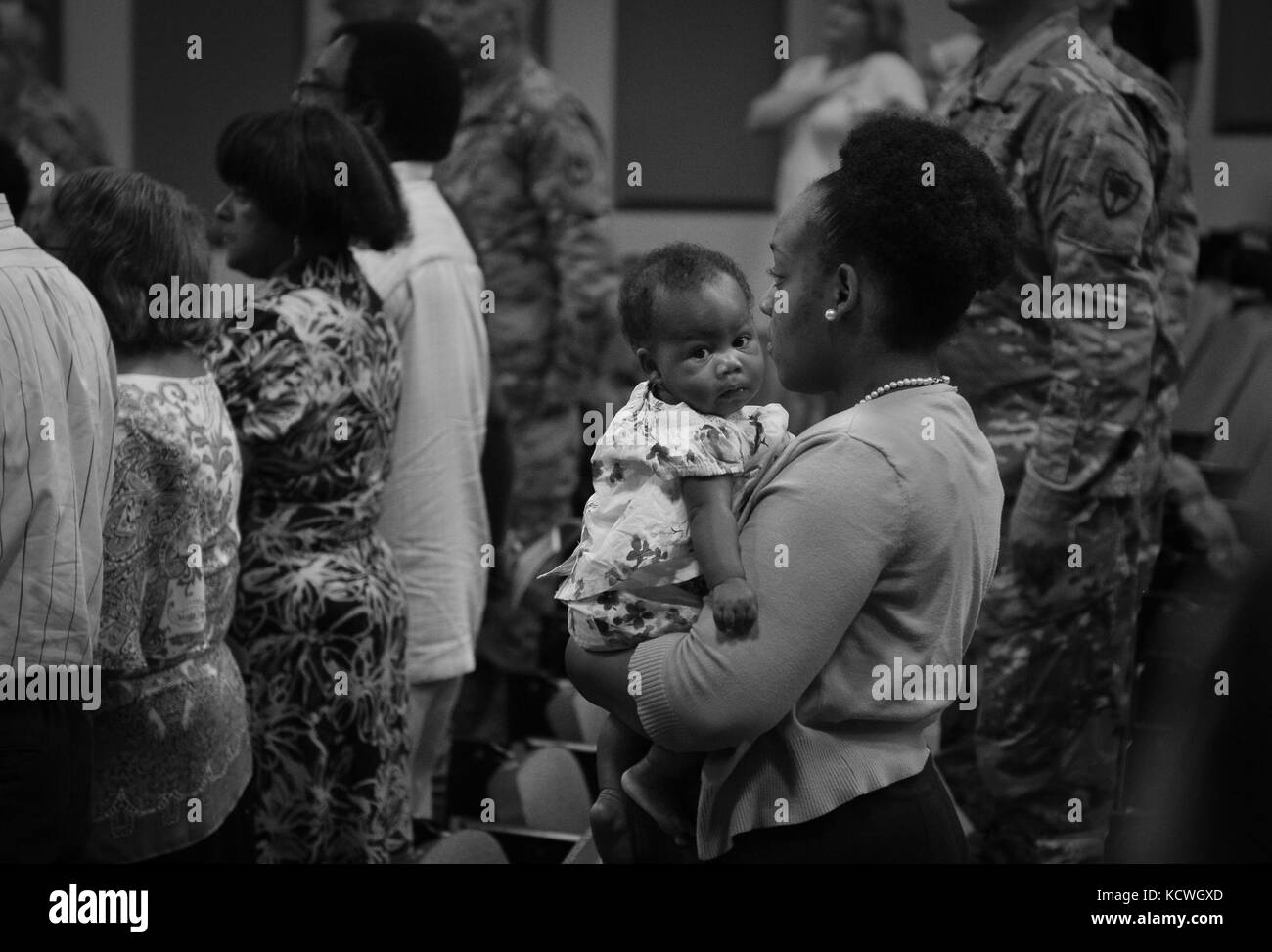 Us army sgt. maj. joe n. clavon, 351a supporto dell'aviazione battaglione, 59th aviazione comando truppa (ATC), Carolina del Sud esercito nazionale guardia, si ritira dal servizio attivo il servizio, durante una cerimonia ospitata presso la cinquantanovesima atc sede congiunta nazionale di base di guardia mcentire, eastover, Carolina del Sud, 10 luglio 2016. US Army maj. gen. Gregory w. falde, Vice aiutante generale per s.c., l'esercito degli Stati Uniti di Brig. gen. roy mccarty, Vice aiutante generale per s.c., col. James barkley, 59th atc commander, chief warrant officer kent b. puffenbarger, comando di stato chief warrant officer, il comando sgt. maj. russell a. Foto Stock