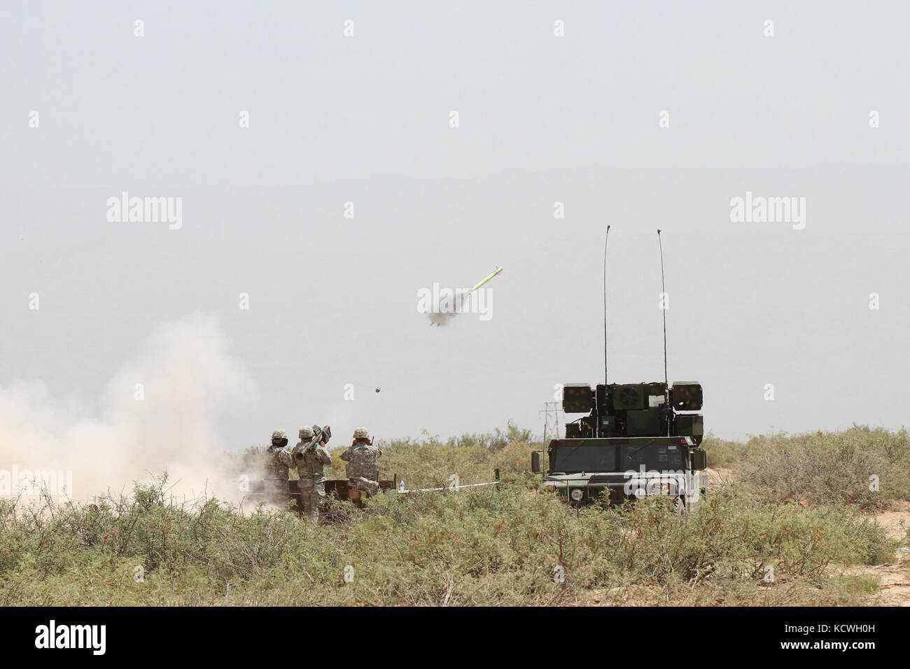 Florida nazionale soldati di guardia dal 265air defense artillery (ADA) incendi un uomo-portable air defense system (MANPAD) durante un'esercitazione a fuoco a un drone luglio 16, oltre il deserto area formazione di ft. bliss, tx. Il manpad è una spalla cotta al launcher che spara il missile stinger a bassa-volo aereo. la 265ada e il 188th ada, dal North Dakota guardia nazionale, ha trascorso diversi giorni la preparazione per la cottura dal vivo e di essere valutati e certificati come parte della preparazione di un imminente distribuzione. soldati la 263Army Air missile defense company, s.c. guardia nazionale, servire Foto Stock