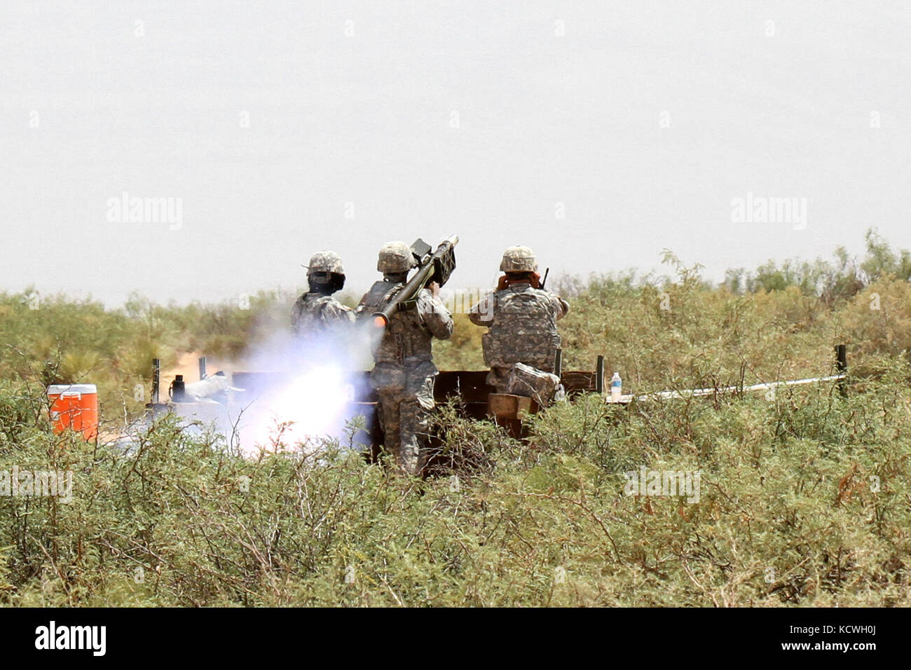 Florida nazionale soldati di guardia dal 265air defense artillery (ADA) incendi un uomo-portable air defense system (MANPAD) durante un'esercitazione a fuoco a un drone luglio 16, oltre il deserto area formazione di ft. bliss, tx. Il manpad è una spalla cotta al launcher che spara il missile stinger a bassa-volo aereo. la 265ada e il 188th ada, dal North Dakota guardia nazionale, ha trascorso diversi giorni la preparazione per la cottura dal vivo e di essere valutati e certificati come parte della preparazione di un imminente distribuzione. soldati la 263Army Air missile defense company, s.c. guardia nazionale, servire Foto Stock