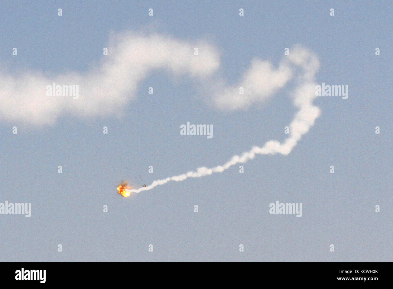 Florida nazionale soldati di guardia dal 265air defense artillery (ADA) colpire un bersaglio drone con un vendicatore Sistema per missile durante un'esercitazione a fuoco 16 luglio a ft. bliss, tx. il vendicatore incendi lo stinger missile da una elevata mobilità multiuso di veicolo su ruote (hmmwv) ad altitudine bassa aeromobile. La 265ada e il 188th ada, dal North Dakota guardia nazionale, ha trascorso diversi giorni la preparazione per la cottura dal vivo e di essere valutati e certificati come parte della preparazione di un imminente distribuzione. soldati la 263Army Air missile defense company, s.c. guardia nazionale, serve come il TR Foto Stock