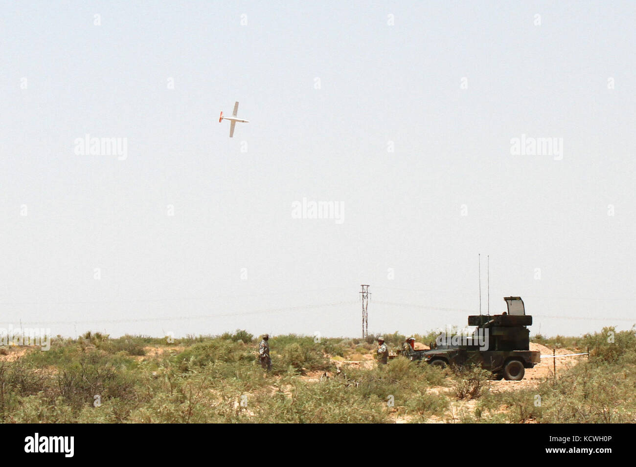 Florida nazionale soldati di guardia dal 265air defense artillery (ADA) via un drone bersaglio con un vendicatore Sistema per missile durante un'esercitazione a fuoco luglio 16, oltre il deserto area formazione di ft. bliss, tx. il vendicatore incendi lo stinger missile da una elevata mobilità multiuso di veicolo su ruote (hmmwv) ad altitudine bassa aeromobile. La 265ada e il 188th ada, dal North Dakota guardia nazionale, ha trascorso diversi giorni la preparazione per la cottura dal vivo e di essere valutati e certificati come parte della preparazione di un imminente distribuzione. soldati la 263Army Air missile defense company, s.c. nat Foto Stock