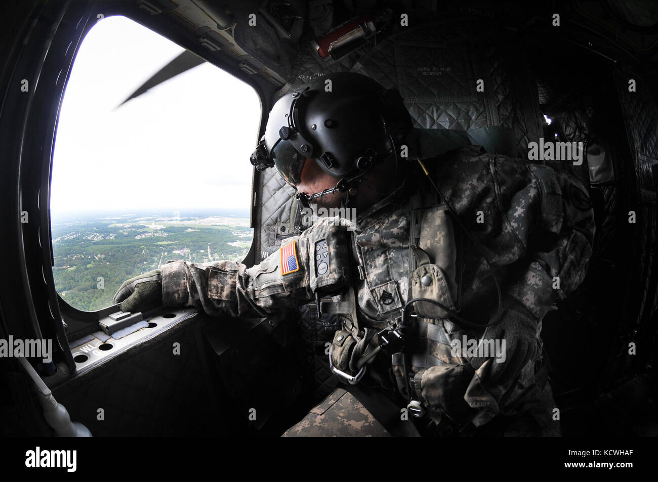 S.c. guardia nazionale di soldati di det.1, co. b, 2-238th supporto generale del battaglione di aviazione, 59th aviazione comando di truppa, volare e sono in grado di offrire la loro ultima ch-47d chinooks elicotteri al vertice di aviazione, Middletown, New Castle county, Delaware, ago.16 aug. 19, 2016. Il segnale di chiamata âguard copter 368â era uno dei pochi ch-47d costruito come âtrue d-modelli,â alla fine della prima guerra del Golfo. 368 servito con det.1 per gli ultimi dieci anni, per includere il 2009 e 2013 le distribuzioni in Afghanistan; durante il suo servizio, â368â ha guadagnato una reputazione di affidabilità e robustezza tra i piloti unitâs, maintai Foto Stock