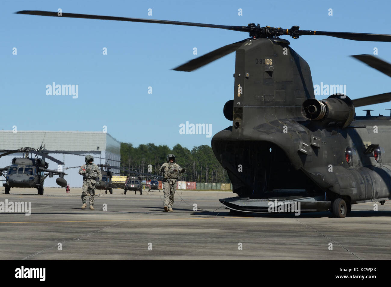 Un Sud Carolina guardâs nazionale ch-47f chinook, un pesante-lift elicottero configurato con una gamma estesa del sistema di alimentazione del carburante (erfs), a cui si fa riferimento anche come "vacca grassa", e il suo equipaggio assegnati a distacco 1, l'azienda b, 2-238th supporto generale del battaglione di aviazione, 59th aviazione il comando delle truppe da greenville s.c., le fasi della sua base di operazioni a sostegno dell'uragano matteo gli sforzi di recupero a mcentire comune di Guardia nazionale base, eastover, s.c., oct. 10, 2016. circa 2.000 Carolina del Sud la guardia nazionale di soldati e aviatori sono stati attivati a sostegno diretto di uragano Matteo resp Foto Stock