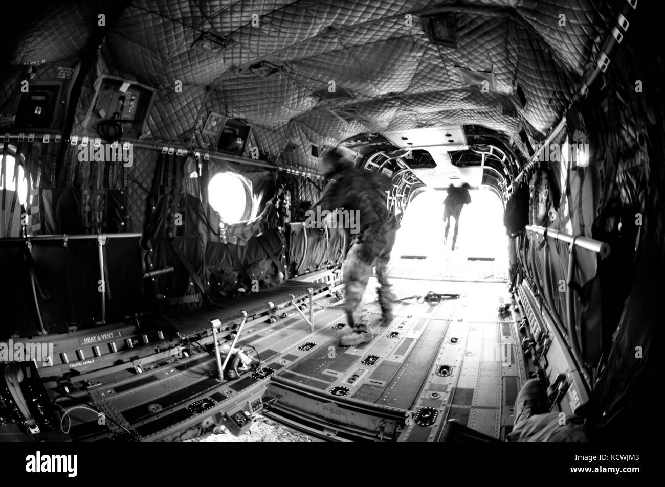 La Carolina del Sud esercito nazionale guard CH-47 Chinook heavy-lift elicottero cargo assegnati ad un distacco 1, l'azienda b, 2-238th supporto generale battaglione dell'aviazione e dell'equipaggio in base a Greenville, South Carolina sostenere la Carolina del Sud commissione forestale per contenere un incendio remoto vicino alla parte superiore di pinnacle montagna in pickens county, South Carolina, nov. 10, 2016. Il velivolo è equipaggiato con un Bambi Bucket, che possono essere riempite con acqua disponibile per essere trasportato e scaricato sul fuoco. (L'esercito degli Stati Uniti Guardia nazionale foto di staff sgt. roberto di giovine) Foto Stock