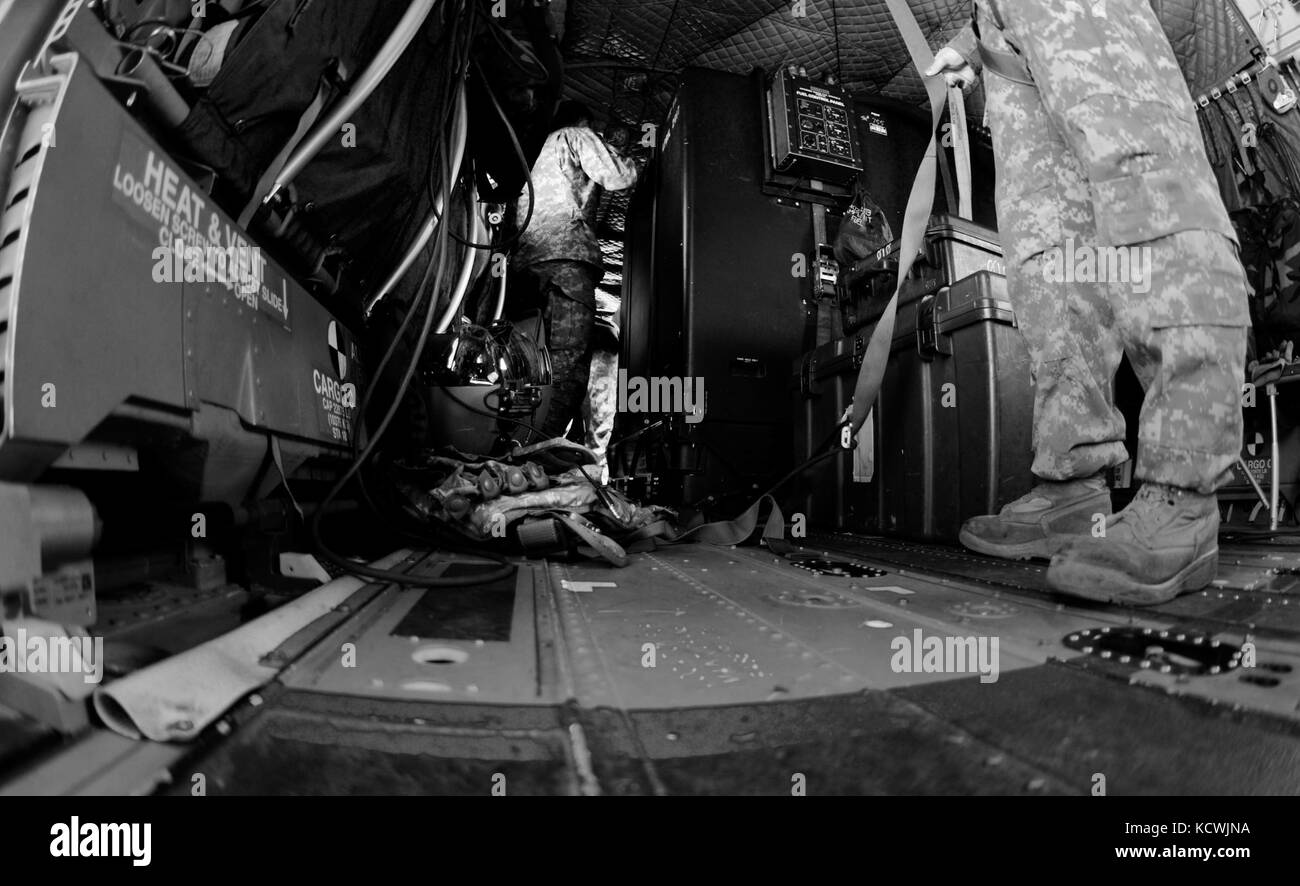 La Carolina del Sud esercito nazionale guard CH-47 Chinook heavy-lift elicottero cargo assegnati ad un distacco 1, l'azienda b, 2-238th supporto generale battaglione dell'aviazione e dell'equipaggio in base a Greenville, South Carolina sostenere la Carolina del Sud commissione forestale per contenere un incendio remoto vicino alla parte superiore di pinnacle montagna in pickens county, South Carolina, nov. 10, 2016. Il velivolo è equipaggiato con un Bambi Bucket, che possono essere riempite con acqua disponibile per essere trasportato e scaricato sul fuoco. (L'esercito degli Stati Uniti Guardia nazionale foto di staff sgt. roberto di giovine) Foto Stock