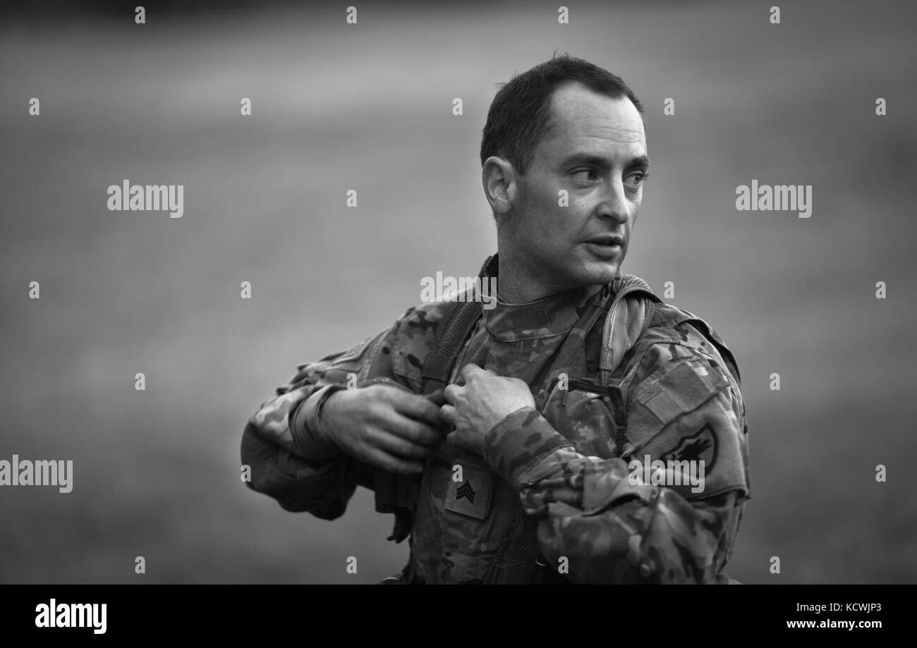 La Carolina del Sud esercito nazionale guard CH-47 Chinook heavy-lift elicottero cargo assegnati ad un distacco 1, l'azienda b, 2-238th supporto generale battaglione dell'aviazione e dell'equipaggio in base a Greenville, South Carolina sostenere la Carolina del Sud commissione forestale per contenere un incendio remoto vicino alla parte superiore di pinnacle montagna in pickens county, South Carolina, nov. 10, 2016. Il velivolo è equipaggiato con un Bambi Bucket, che possono essere riempite con acqua disponibile per essere trasportato e scaricato sul fuoco. (L'esercito degli Stati Uniti Guardia nazionale foto di staff sgt. roberto di giovine) Foto Stock