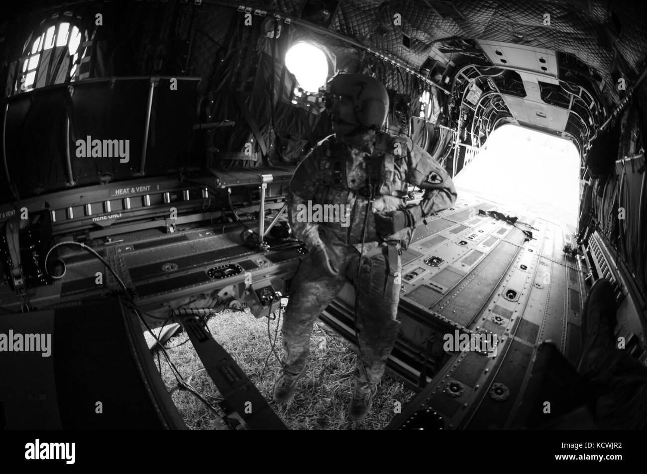 La Carolina del Sud esercito nazionale guard CH-47 Chinook heavy-lift elicottero cargo assegnati ad un distacco 1, l'azienda b, 2-238th supporto generale battaglione dell'aviazione e dell'equipaggio in base a Greenville, South Carolina sostenere la Carolina del Sud commissione forestale per contenere un incendio remoto vicino alla parte superiore di pinnacle montagna in pickens county, South Carolina, nov. 10, 2016. Il velivolo è equipaggiato con un Bambi Bucket, che possono essere riempite con acqua disponibile per essere trasportato e scaricato sul fuoco. (L'esercito degli Stati Uniti Guardia nazionale foto di staff sgt. roberto di giovine) Foto Stock