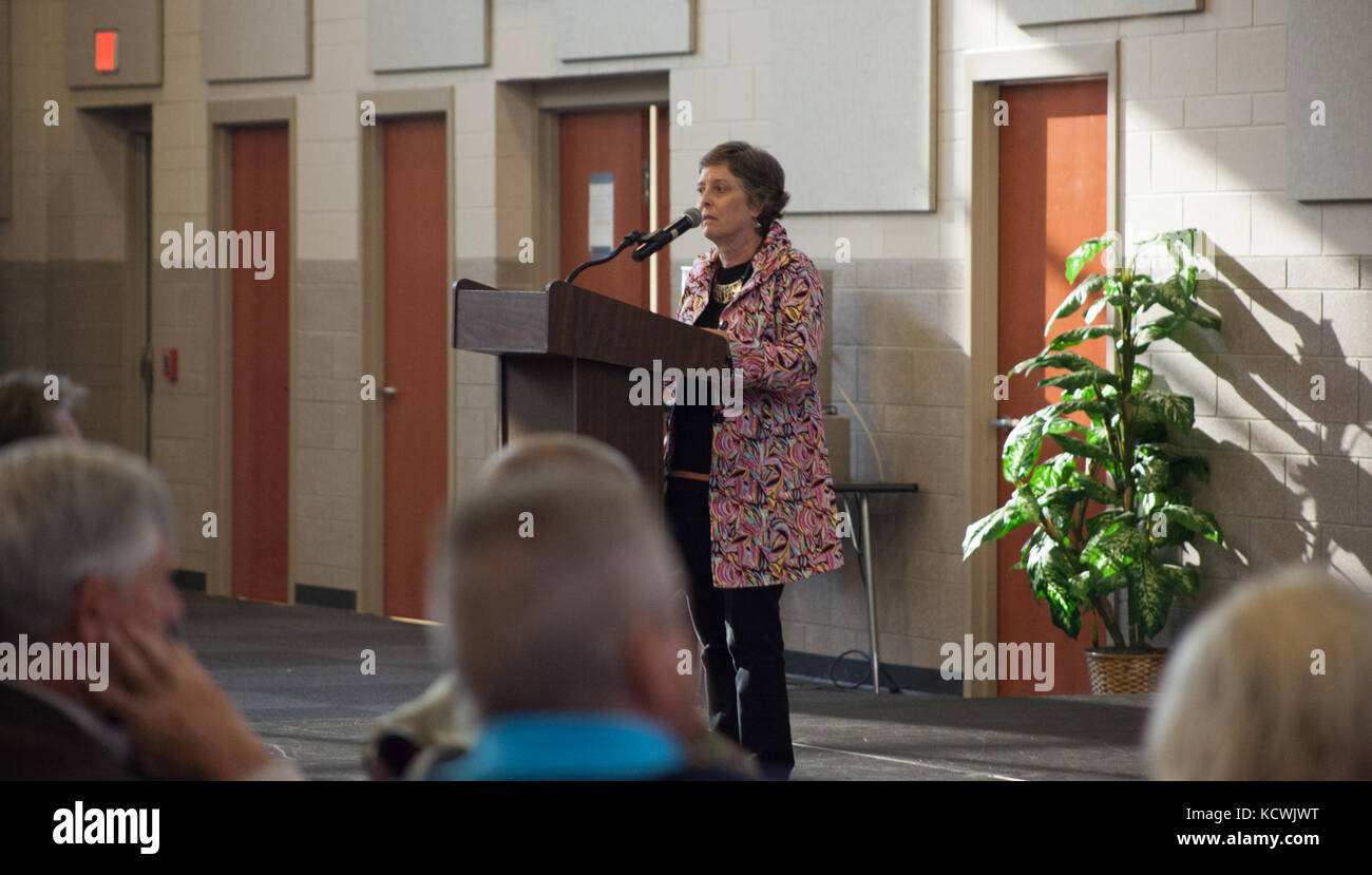 La Carolina del Sud la guardia nazionale ha accolto oltre 150 membri ritirati dei loro ranghi al raduno annuale ospitato dall'organo di servizio e cura della famiglia direzione presso l'università readiness center di Spartanburg, s.c. nov. 15, 2016. Gli ex membri del servizio e le loro famiglie hanno ricevuto informazioni sullo stato della guardia nazionale e le questioni che influiscono sulla cura della famiglia e dei benefici. (L'esercito degli Stati Uniti Guardia nazionale foto di capt. brian lepre) Foto Stock