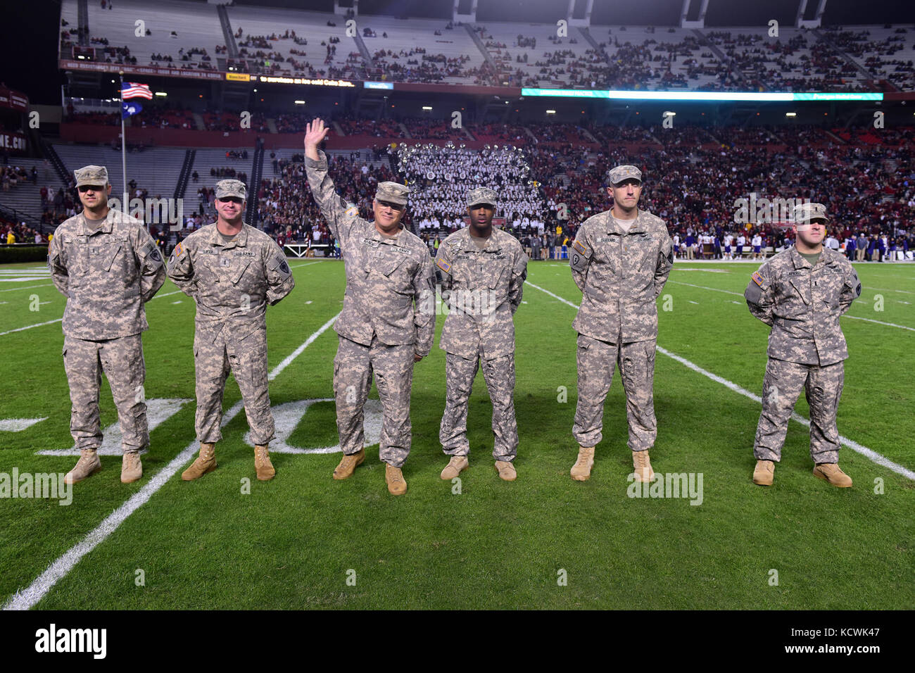 Us army chief warrant officer 5 russell nance, Carolina del Sud la guardia nazionale, 1-151st attacco battaglione di ricognizione uh-64 apache, pilota riceve il riconoscimento alla Williams-brice stadium di Columbia, nella Carolina del Sud, nov. 19, 2016. La Carolina del Sud esercito guardia nazionale condotta di un cavalcavia a sostegno di Fort Jackson la partecipazione nelle università della Carolina del sud militare del gioco di apprezzamento. (U.s. Air National Guard foto di airman 1. classe megan floyd) Foto Stock