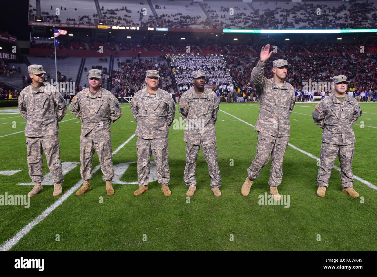 Esercito degli Stati Uniti in 2 lt. Giosuè blizzard, Carolina del Sud la guardia nazionale, 1-151st attacco battaglione di ricognizione uh-64 apache, pilota riceve il riconoscimento alla Williams-brice stadium di Columbia, nella Carolina del Sud, nov. 19, 2016. La Carolina del Sud esercito guardia nazionale condotta di un cavalcavia a sostegno di Fort Jackson la partecipazione nelle università della Carolina del sud militare del gioco di apprezzamento. (U.s. Air National Guard foto di airman 1. classe megan floyd) Foto Stock